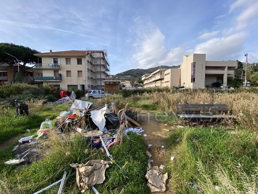 Taggia: area pump track sempre più nel degrado, oltre alle erbacce anche giacigli dei clochard e discariche abusive (Foto)