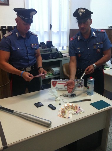 Imperia: i Carabinieri arrestano un sanremese pizzicato con 41 g. di cocaina ed una mazza da baseball in auto