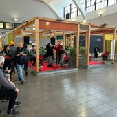 Natale tra le bancarelle: Marco e Diletta Genovese cantano al mercato annonario