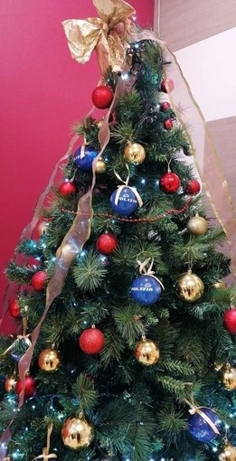 La Polizia dona addobbi natalizi alle RSA, al reparto di pediatria e all'Isah di Imperia