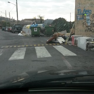 Imperia: una nostra lettrice denuncia, piccola discarica in prossimità delle scuole di Caramagna