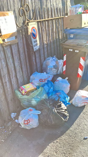 Sanremo: situazione rifiuti in via Duca degli Abruzzi, angolo salita Monte Grappa. La segnalazione di un lettore