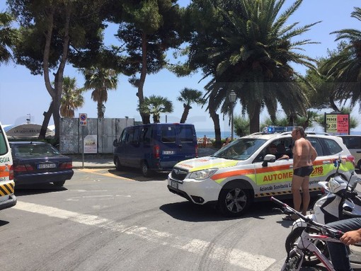 Riva Ligure: turista 72enne accusa un malore al mare, provvidenziale intervento del bagnino e di altri soccorritori presenti in spiaggia