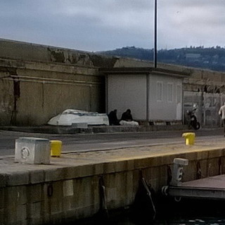 Sanremo: clochard a Porto Vecchio, un operatore chiede urgentemente un intervento