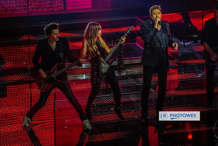 Sanremo 2025, i Duran Duran e Victoria De Angelis infiammano il palco dell'Ariston con Girls on film Sanremo 2025, i Duran Duran e Victoria De Angelis infiammano il palco dell'Ariston con Girls on film