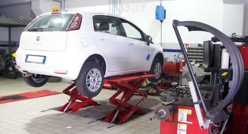Sostituzione degli pneumatici invernali con quelli estivi: con un appuntamento da De Luca Gomme di Imperia i tempi sono davvero rapidi! Sostituzione degli pneumatici invernali con quelli estivi: con un appuntamento da De Luca Gomme di Imperia i tempi sono davvero rapidi!