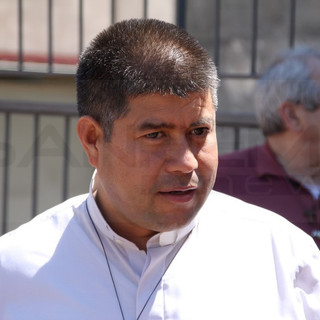 Ventimiglia: intervista a don Rito Alvarez il giorno dopo l’allerta meteo e una notte di assistenza ai migranti in stazione, “Inammissibile che i servizi igienici fossero chiusi!”