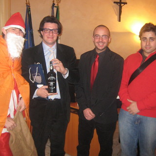 Il sindaco Strescino con Babbo Natale, Montanari e un giovane del pd