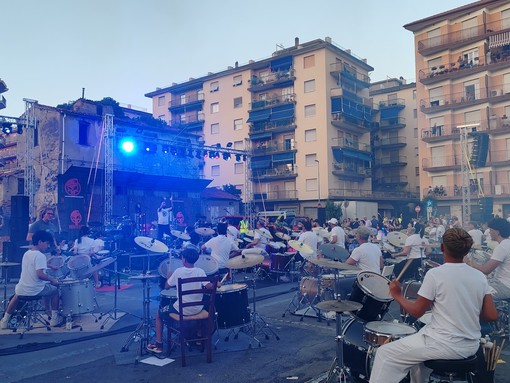 Due giorni di musica, street food e divertimento: "Drum 100" sbarca a Riva Ligure (Foto) Due giorni di musica, street food e divertimento: "Drum 100" sbarca a Riva Ligure (Foto)