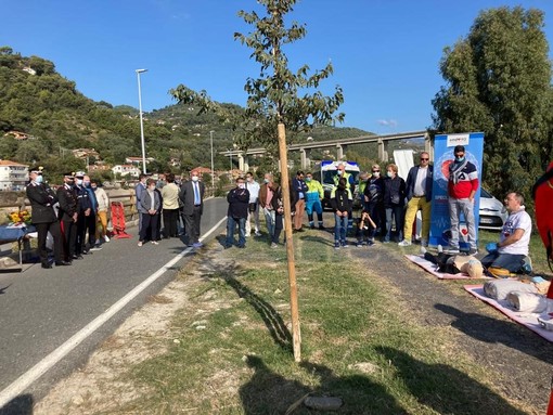 Camporosso: donato da Aceb il defibrillatore in memoria di Monica Ligustro (foto) Camporosso: donato da Aceb il defibrillatore in memoria di Monica Ligustro (foto)
