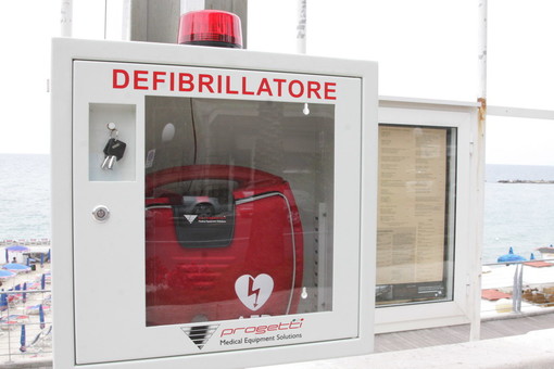 Sanremo: i defibrillatori, il loro uso e l'importanza di averli in città. Intervento della dott.ssa Daniela Aschieri Sanremo: i defibrillatori, il loro uso e l'importanza di averli in città. Intervento della dott.ssa Daniela Aschieri