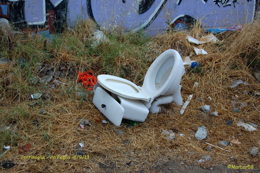 Ventimiglia, porta fiorita d'Italia? Le foto fin troppo esplicative di un lettore Ventimiglia, porta fiorita d'Italia? Le foto fin troppo esplicative di un lettore