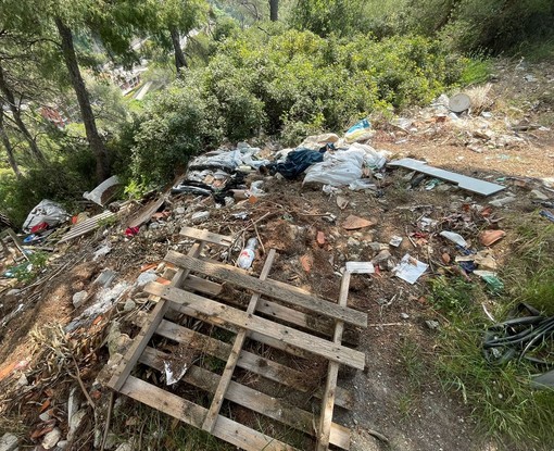 Ventimiglia, discarica a cielo aperto davanti all'entrata del cimitero di Mortola: la segnalazione (Foto)