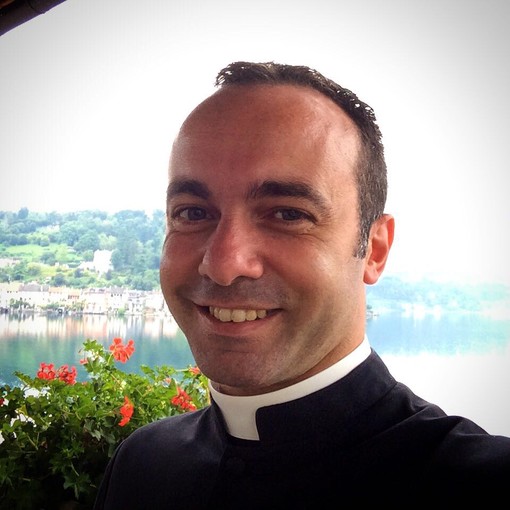 Con l'aiuto dell'ex parroco della Marina don Fasulo a Montecarlo va su YouTube la Messa 'tecnologica'