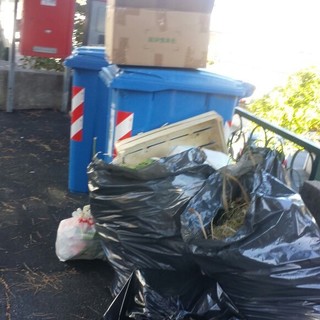 Sanremo: le foto di un lettore sulla situazione dei rifiuti in via Padre Semeria