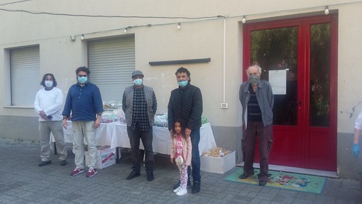 La Scuola di Pace di Ventimiglia dona 110 kg di dolci per i bambini islamici