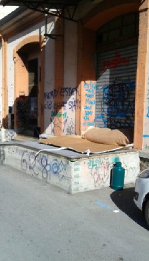 Ventimiglia: bombole del gas abbandonate nell'area della stazione ferroviaria, residenti preoccupati “Abbiamo paura che qualcuno possa dar fuoco”