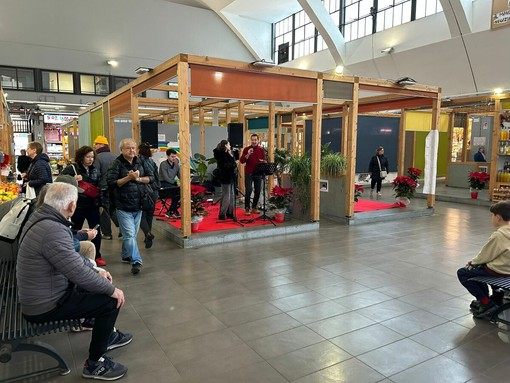 Natale tra le bancarelle: Marco e Diletta Genovese cantano al mercato annonario