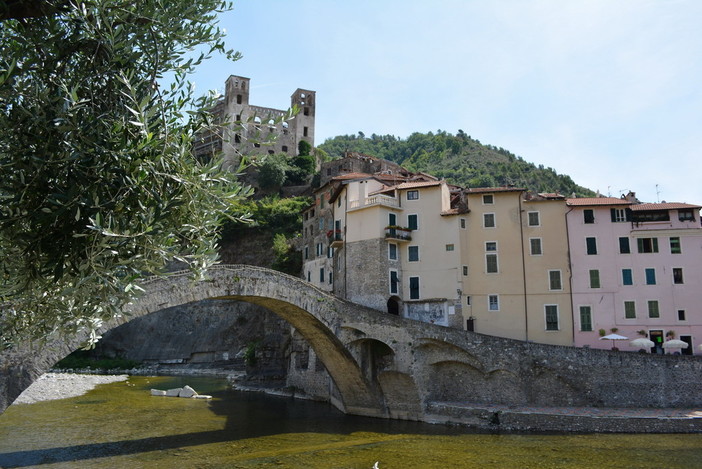 Dolceacqua: continuo abbandono dei rifiuti sul territorio comunale, l'Amministrazione fa installare le telecamere