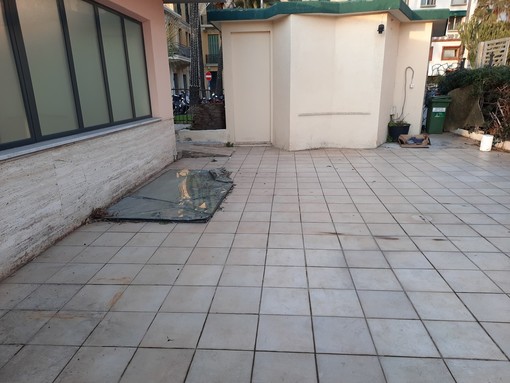 Bordighera, degrado alla stazione, la segnalazione di un nostro lettore: "Ormai è ridotta a punto di ritrovo per senza fissa dimora e abbandono rifiuti"