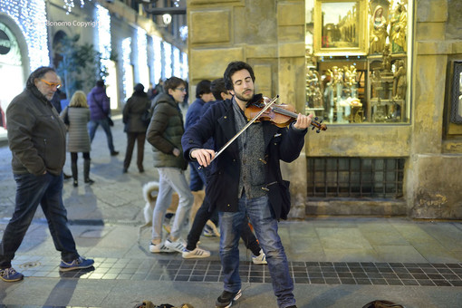 Il violinista Davide Laura in via Matteotti
