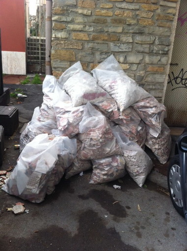 Discarica a cielo aperto a Ventimiglia: sacchi di cemento accanto all’immobile ex Aci Discarica a cielo aperto a Ventimiglia: sacchi di cemento accanto all’immobile ex Aci