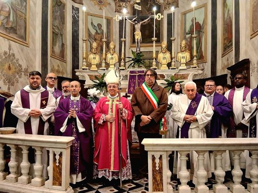Momento di preghiera e festa, Isolabona accoglie il nuovo parroco: don Antonio
