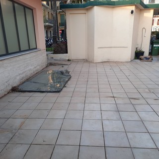 Bordighera, degrado alla stazione, la segnalazione di un nostro lettore: "Ormai è ridotta a punto di ritrovo per senza fissa dimora e abbandono rifiuti"