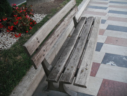 Sanremo: passeggiata dell'Imperatrice e degrado, lettrice "Le panchine sono in uno stato pietoso"