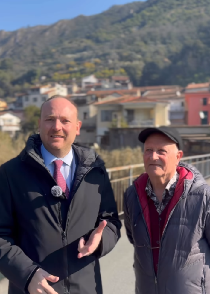 Rifiuti e sporcizia, continuano i 'raid nelle frazioni' di Ventimiglia: intervento a Calvo (Foto) Rifiuti e sporcizia, continuano i 'raid nelle frazioni' di Ventimiglia: intervento a Calvo (Foto)