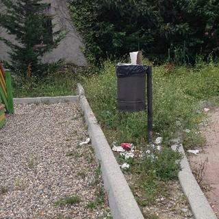 Bevera: degrado nell'area giochi, la segnalazione di una nostra lettrice "Non si possono dimenticare sempre le frazioni"