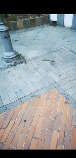 Dolceacqua: opposizione all'attacco per il degrado in piazza Garibaldi "C'è un limite alla decenza"