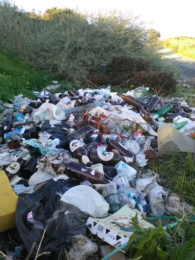 Sanremo: una discarica di bottiglie abbandonate in un angolo di capo Verde, le foto del degrado