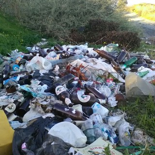 Sanremo: una discarica di bottiglie abbandonate in un angolo di capo Verde, le foto del degrado