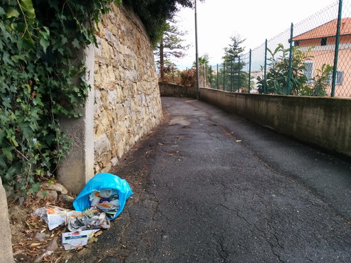 Sanremo: sacchetto dei rifiuti abbandonato in strada, la viva protesta di un residente