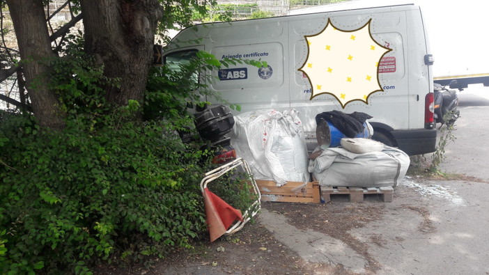 Sanremo: degrado rifiuti in strada Borgo Tinasso, la segnalazione con foto di un residente Sanremo: degrado rifiuti in strada Borgo Tinasso, la segnalazione con foto di un residente