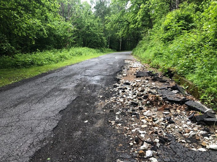 Monesi nel degrado, torna alla carica Matteo Monti: "Strada in pessime condizioni, a rischio pneumatici e sospensioni" Monesi nel degrado, torna alla carica Matteo Monti: "Strada in pessime condizioni, a rischio pneumatici e sospensioni"
