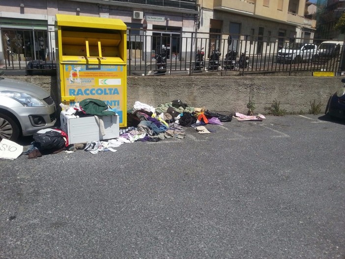 Imperia: indumenti destinati ai poveri abbandonati nel degrado in via Santa Lucia. La segnalazione di un nostro lettore Imperia: indumenti destinati ai poveri abbandonati nel degrado in via Santa Lucia. La segnalazione di un nostro lettore