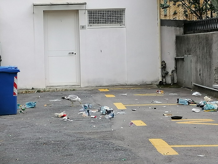 Sanremo: rifiuti sparso ovunque in via Marinella, la segnalazione con foto di una lettrice Sanremo: rifiuti sparso ovunque in via Marinella, la segnalazione con foto di una lettrice
