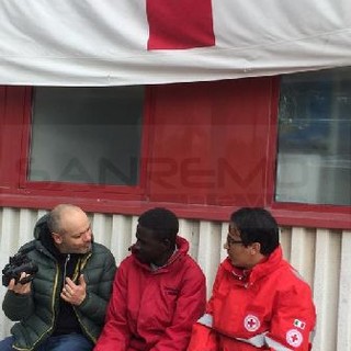 Ventimiglia: Diego 'Zoro' Bianchi e la sua telecamera al Campo Roja per 'Gazebo', il reportage andrà in onda nei prossimi giorni su RaiTre Ventimiglia: Diego 'Zoro' Bianchi e la sua telecamera al Campo Roja per 'Gazebo', il reportage andrà in onda nei prossimi giorni su RaiTre