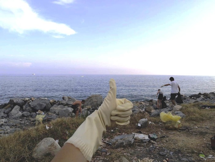 Sanremo: spiaggia di Bussana diventata discarica, scatta la pulizia grazie a una squadra di giovani e a Legambiente Sanremo: spiaggia di Bussana diventata discarica, scatta la pulizia grazie a una squadra di giovani e a Legambiente