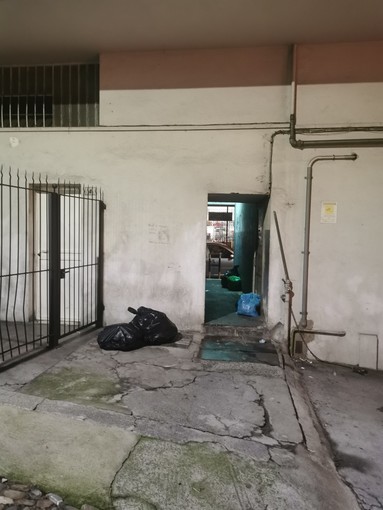 Sanremo: rifiuti abbandonati tra via Roglio e via Volta, la segnalazione con foto di un lettore Sanremo: rifiuti abbandonati tra via Roglio e via Volta, la segnalazione con foto di un lettore
