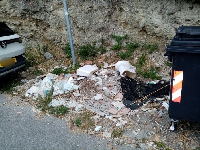 Ventimiglia: degrado zona ecologica vicino a ‘Porta Canarda’, la segnalazione con foto di un cittadino Ventimiglia: degrado zona ecologica vicino a ‘Porta Canarda’, la segnalazione con foto di un cittadino