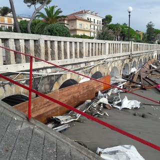 Maltempo, la conta dei danni a Diano Marina, alberi caduti, danneggiati la passeggiata a mare e il cimitero (foto)
