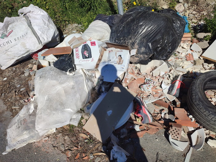 Ventimiglia: degrado nei pressi dell'isola ecologica a 'Porta Canarda', le segnalazioni con foto di un lettore Ventimiglia: degrado nei pressi dell'isola ecologica a 'Porta Canarda', le segnalazioni con foto di un lettore