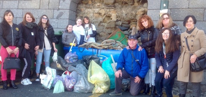 Sanremo: circa 120 Kg di rifiuti raccolti nel Portovecchio da 'I Deplasticati' e i Consoli del Mare