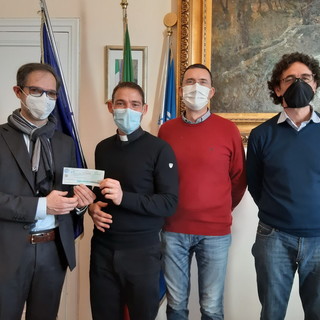 Bordighera: consegnato fondo di solidarietà della Giunta a don Salvatore Albano Bordighera: consegnato fondo di solidarietà della Giunta a don Salvatore Albano