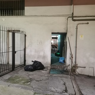 Sanremo:  rifiuti abbandonati tra via Roglio e via Volta, la segnalazione con foto di un lettore