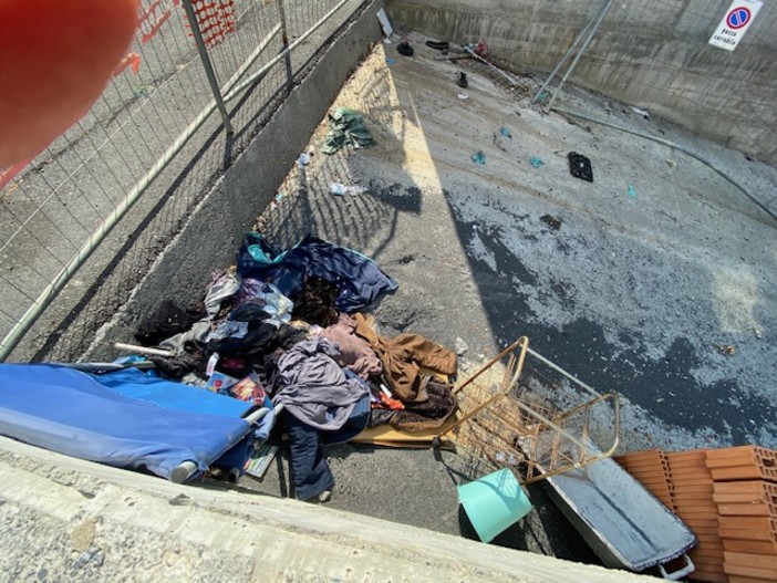 Imperia: griglie rotte e discariche a cielo aperto, un cittadino segnala due magagne della città Imperia: griglie rotte e discariche a cielo aperto, un cittadino segnala due magagne della città