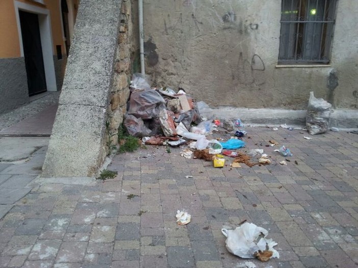 Discarica a cielo aperto da giorni a Ventimiglia Alta, la protesta dei residenti Discarica a cielo aperto da giorni a Ventimiglia Alta, la protesta dei residenti